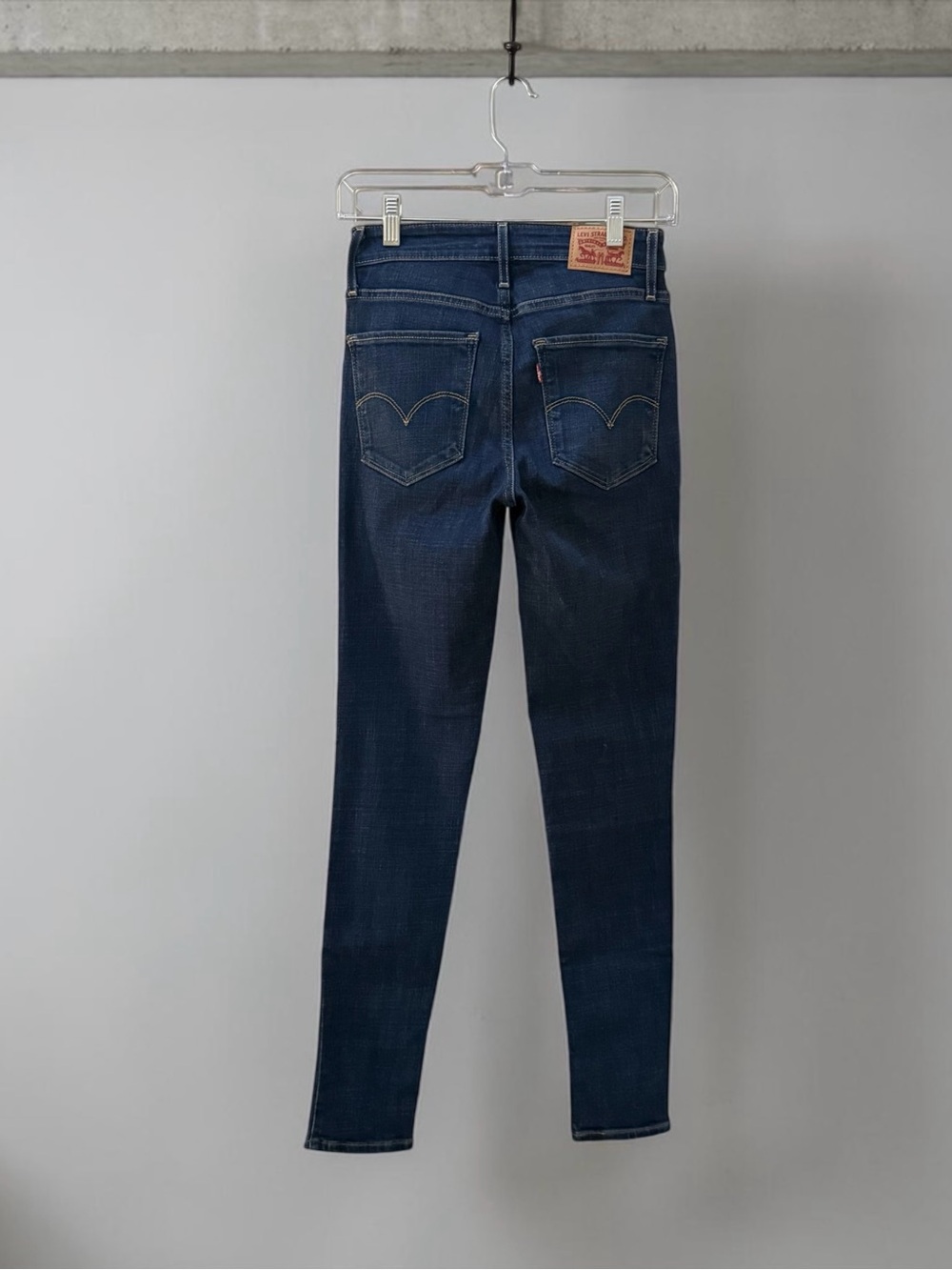 Levi’s 721 High Rise Skinny Jeans in Medium Wash! Size 26! - Picture 3 of 6